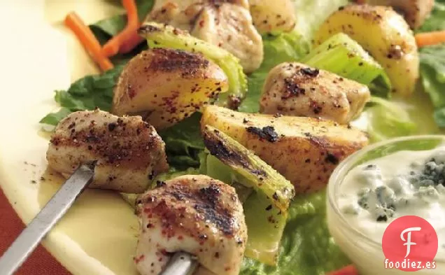 Ensalada de Brochetas de Pollo de Búfalo a la Parrilla