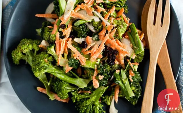 Ensalada De Brócoli Con Zanahorias Y Grosellas