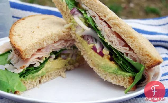Sándwich de Pavo, Aguacate y Espinacas con Limón