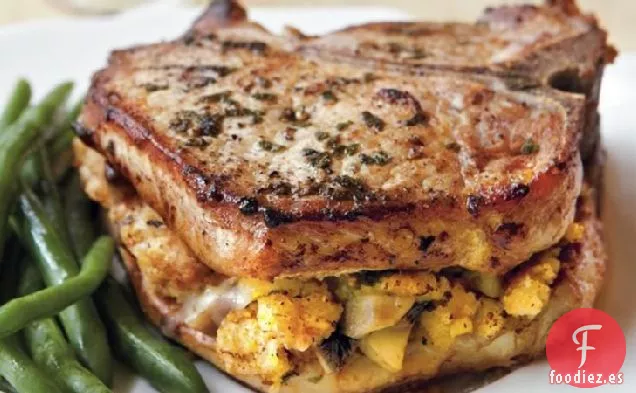 Chuletas de Cerdo Rellenas de Pan de Maíz