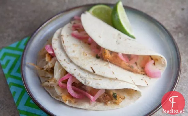 Tacos de Pescado a la Parrilla con Cebollas Picantes en Escabeche