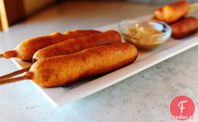 Perritos de Maíz Clásicos y Queso en un palo