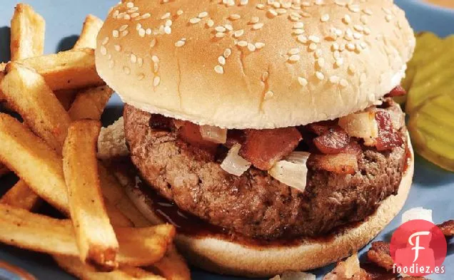 Hamburguesas Sofocadas con Tocino y Cebolla