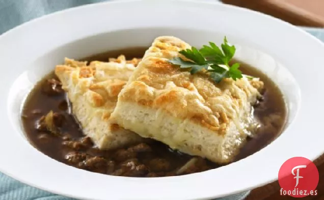 Sopa de Carne de Res y Cebolla con Croutones de Galletas con Queso