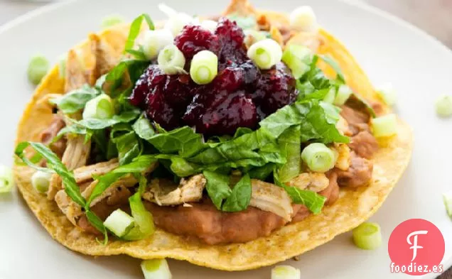Tostadas de Pavo con Salsa Chipotle de Arándanos