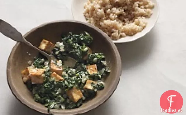Tofu Especiado Con Espinacas Marchitas Y Yogur