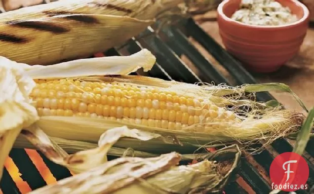 Maíz a la Parrilla con Mantequilla de Ajo y Cilantro