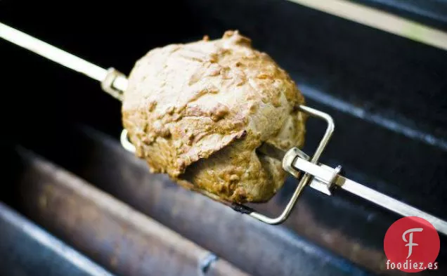 Asado Redondo De Ojos Con Costra De Mostaza En El Asador
