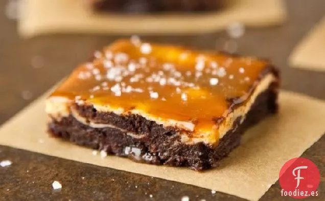 Brownies de Pastel de Queso con Frijoles de Vainilla con Caramelo Salado