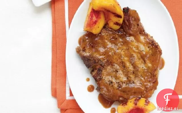 Chuletas de Cerdo a la Parrilla con Melocotón y Barbacoa