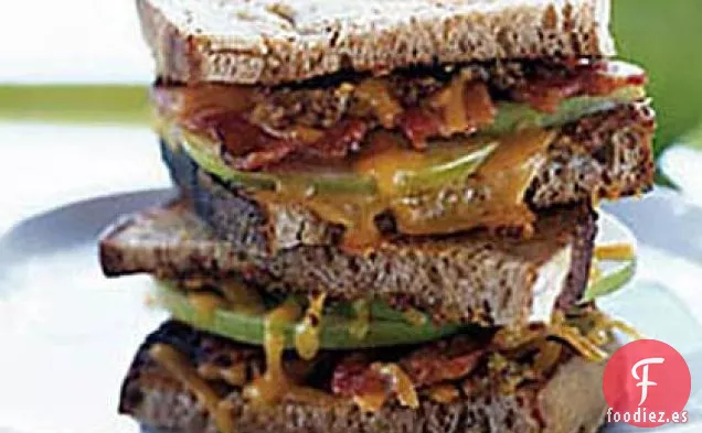 Queso Cheddar, Tocino y Manzana con Mostaza en Pan de Trigo Campestre