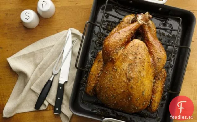 Pavo Asado con Aroma a Hierbas y Relleno de Pan de Maíz