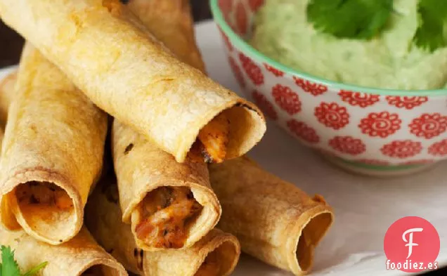 Taquitos de Pollo al Horno con Chiles Verdes y Salsa de Yogur de Aguacate