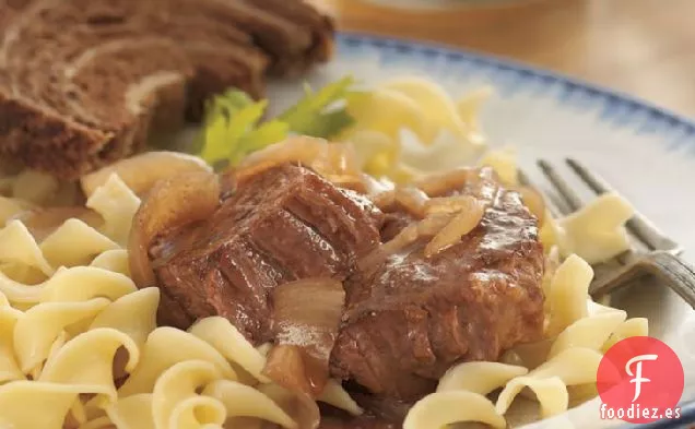 Bistec Redondo de Cocción Lenta al Estilo Bávaro con Cebollas Rojas y Fideos