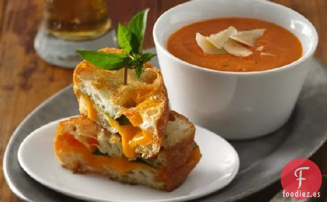 Sopa Cremosa de Tomate con Sándwiches de Albahaca y Queso Cheddar a la Parrilla