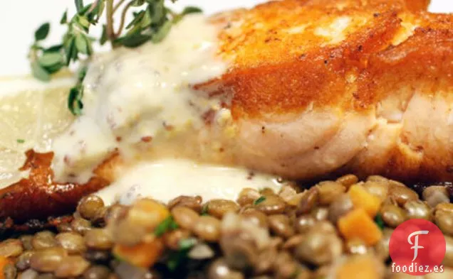Francés en un instante: Salmón Crujiente con Lentejas du Puy y Crema Fresca de Dos Mostaza