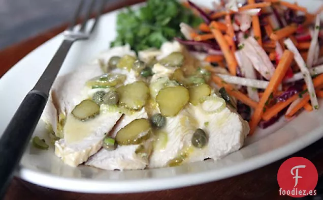 Ensalada De Pechuga De Pavo Escalfada Con Limón, Alcaparras, Mostaza, Córnea