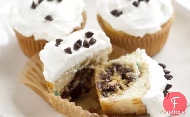Cupcakes con Chip de Arco Iris Rellenos de Galletas