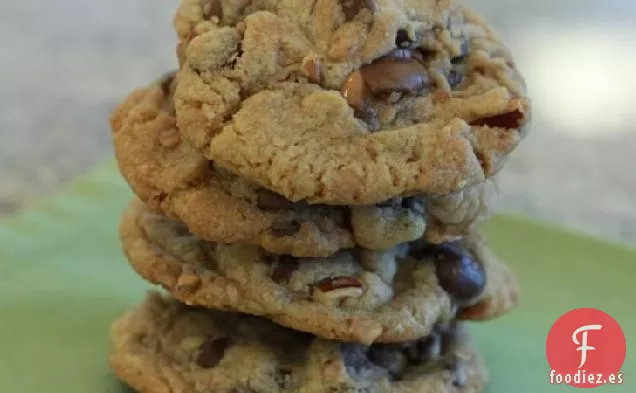 Galletas de Nuez Rellenas con Chispas de Chocolate Dulce de Leche