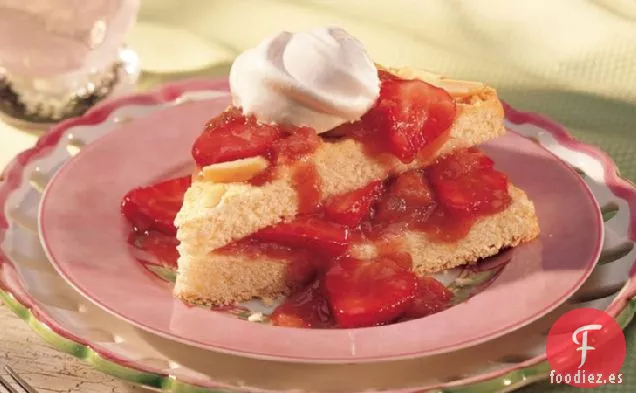 Tarta de Almendras con Salsa de Fresa y Ruibarbo