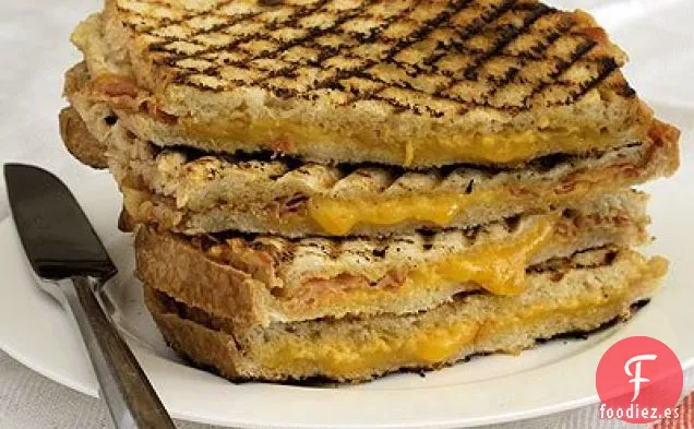 Panini De Queso Cheddar A La Parrilla Con Panceta Y Mostaza Picante