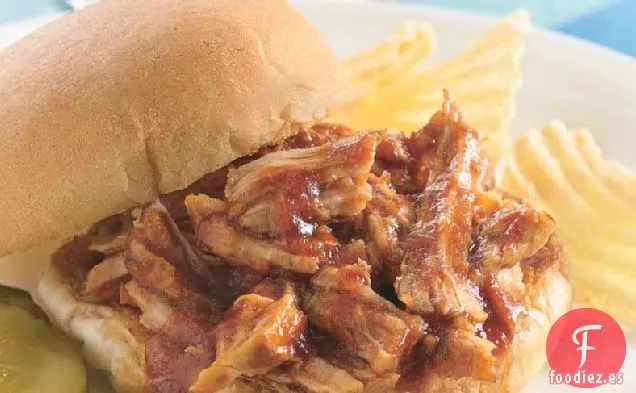 Cerdo Desmenuzado de Cocción Lenta con Salsa de Cerveza de Raíz