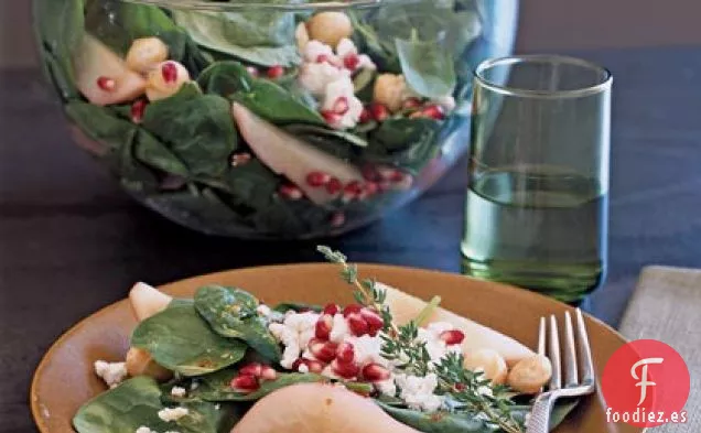 Ensalada de Pera Escalfada, Macadamia y Espinacas con Queso de Cabra