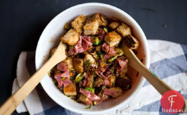 Ensalada Panzanella de Centeno con Coles de Bruselas, Pastrami y Vinagreta de Dijon