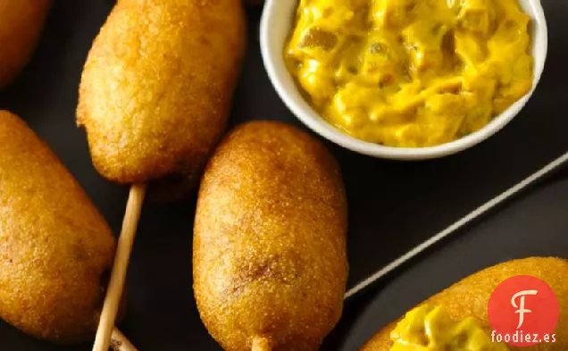 Mini Perros de Maíz con Mostaza de Chile Verde