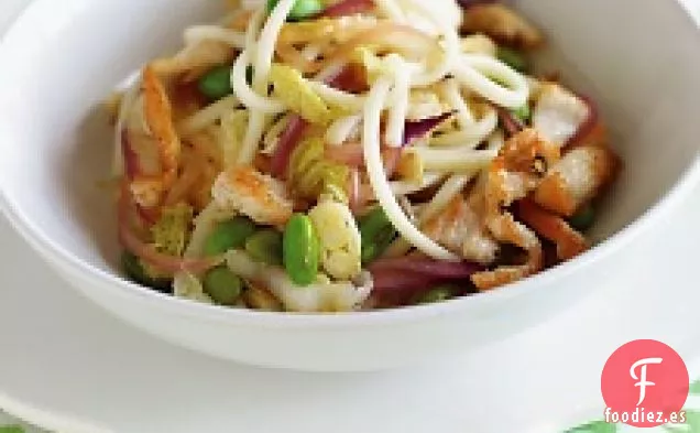 Salteado De pollo, Edamame Y Fideos