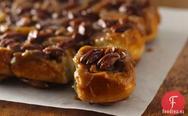 Rollos Pegajosos de Caramelo y Nueces Pecanas