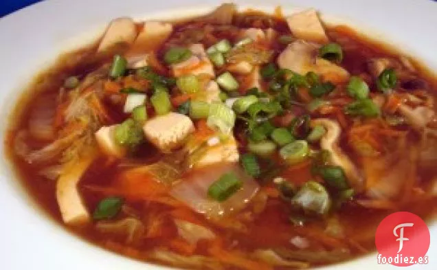 Sopa Caliente Y Agria Con Orejas De Madera Y Col De Napa