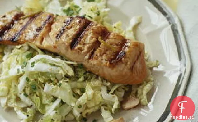 Salmón A La Parrilla Con Soja y jengibre Y Ensalada De Sésamo Napa