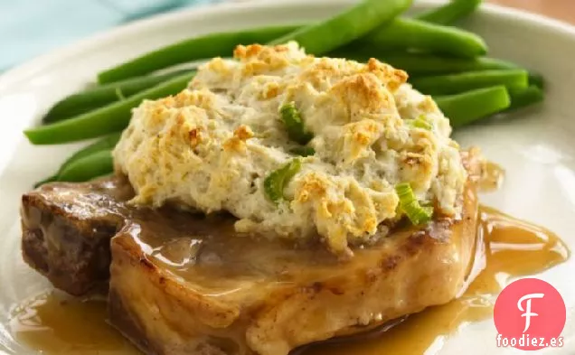 Chuletas de Cerdo con Salsa y Galletas de Relleno