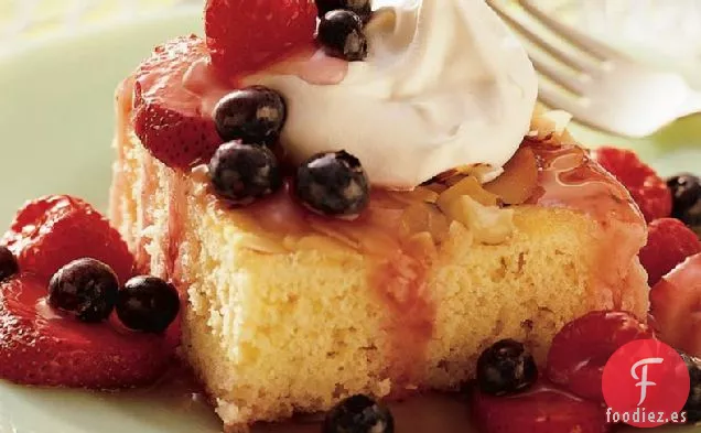 Tarta de Almendras con Salsa Triple de Bayas