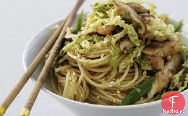 Salteado De Pollo Con jengibre y ajo Con Fideos De Soja y sésamo