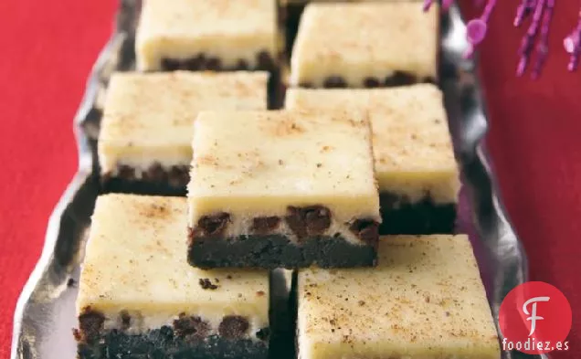 Cuadrados de Pastel de Queso con Ponche de Huevo y Chocolate