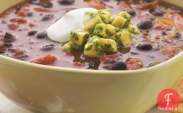 Sopa de Frijoles Negros con Salsa de Aguacate