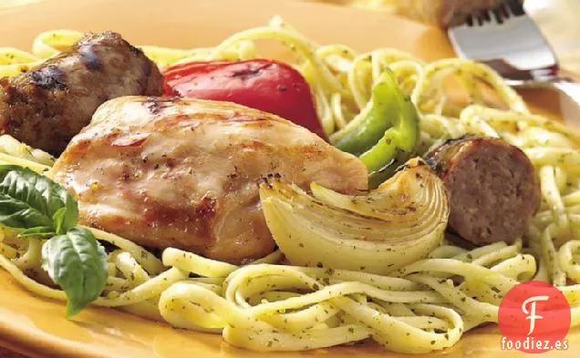 Pollo a la Parrilla, Salchichas, Cebollas y Pimientos sobre Linguini