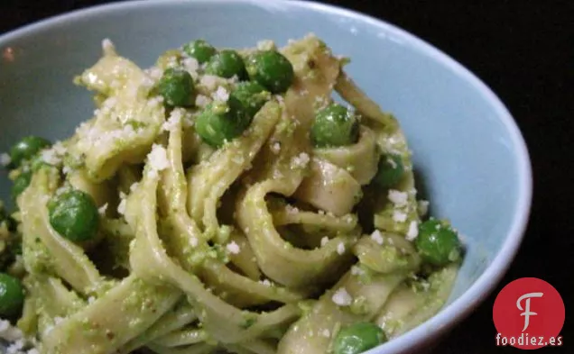 Pasta y Guisantes Con Pesto De Pistacho Con Rampa