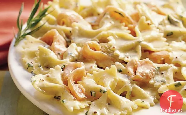 Corbatas de Lazo con Salsa de Salmón y Mostaza Estragón