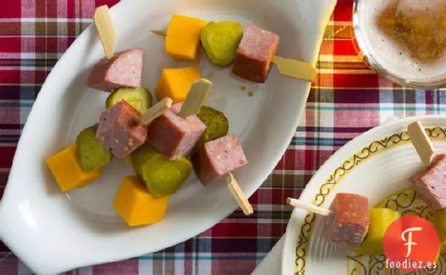 Brochetas de Salami, Queso y Pepinillos