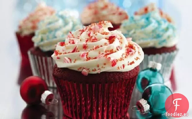Cupcakes de Terciopelo Rojo con Relleno y Glaseado de Queso Crema