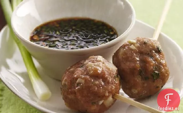 Piruletas Vietnamitas de Albóndigas con Salsa para Mojar