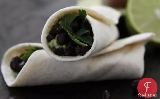 Envolturas Finas de Frijoles Negros y Aguacate