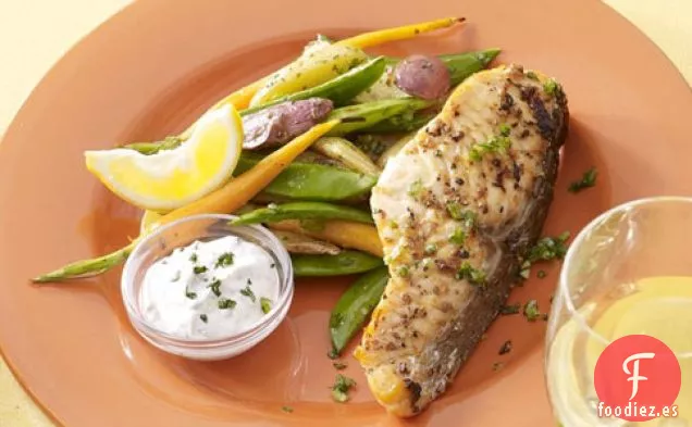 Salmón Asado A Hierbas, Papas, Zanahorias Y Guisantes Con Azúcar