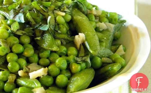 Guisantes De Azúcar Y Guisantes Dulces Con Vinagreta De Ajo De Chile Caliente
