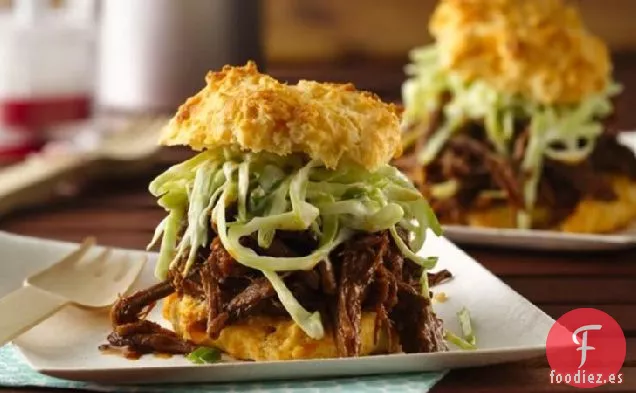 Carne a la Barbacoa con Ensalada Cremosa sobre Galletas de Queso y Ajo