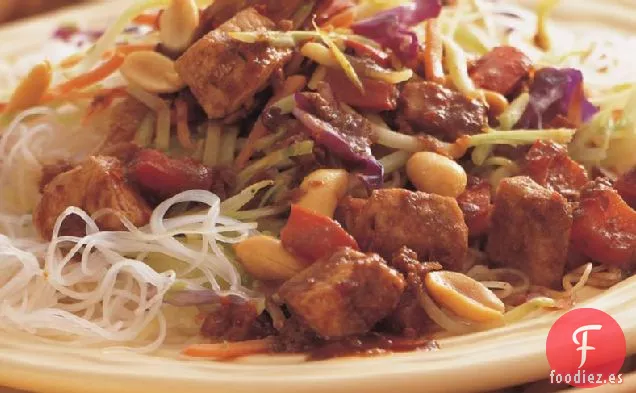 Carne de cerdo Kung Pao sobre Fideos de Sésamo
