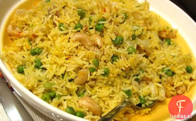 Arroz Con Azafrán Con Guisantes Y Anacardos